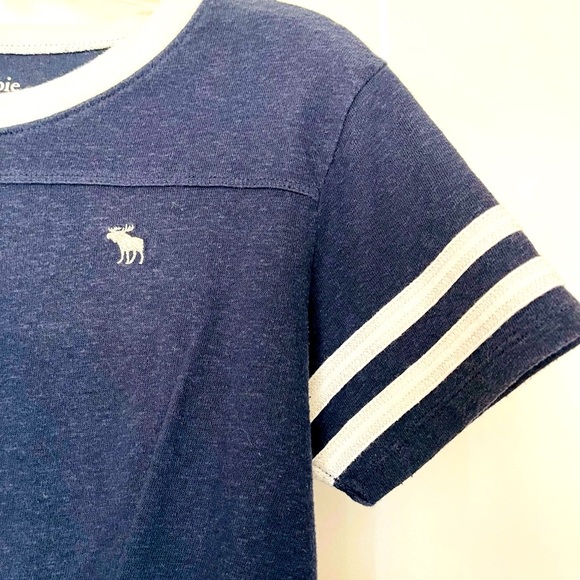 “ABERCROMBIE & FITCH” BLUE-WHITE STRIPED SHORT-SLEEVE TIE IN FRONT TOP, SIZE 7/8 - Picture 4 of 4